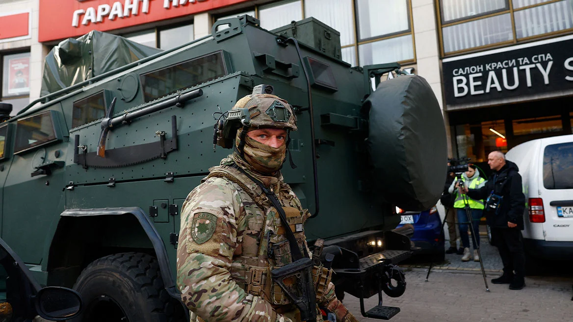 Σάλος με βίντεο που δείχνει αστυνομικούς να εγκαταλείπουν πολίτες την στιγμή του μακελειού στο σούπερ μάρκετ στο Κίεβο