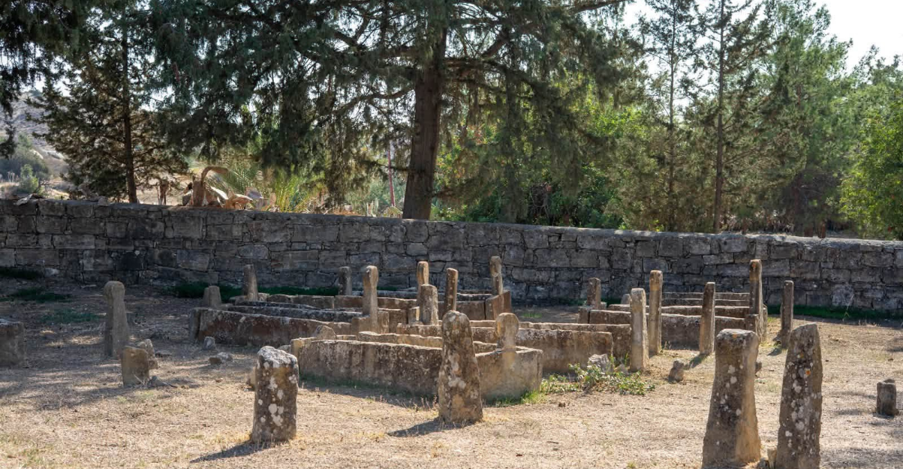 &Pi;&epsilon;&rho;&iota;&sigma;&sigma;ό&tau;&epsilon;&rho;&alpha; &alpha;&pi;ό 70 &kappa;&omicron;&iota;&mu;&eta;&tau;ή&rho;&iota;&alpha; &alpha;&lambda;&lambda;ά&zeta;&omicron;&upsilon;&nu; ό&psi;&eta;: &laquo;&Omicron; &sigma;&epsilon;&beta;&alpha;&sigma;&mu;ό&sigmaf; &sigma;&tau;&omicron;&upsilon;&sigmaf; &nu;&epsilon;&kappa;&rho;&omicron;ύ&sigmaf; &chi;&tau;ί&zeta;&epsilon;&iota; &epsilon;&mu;&pi;&iota;&sigma;&tau;&omicron;&sigma;ύ&nu;&eta;&raquo;