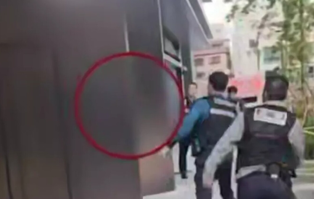 Μεθυσμένος Ρώσος επιτέθηκε σε αστυνομικούς με… μπαλτά Μεθυσμένος Ρώσος επιτέθηκε σε αστυνομικούς με… μπαλτά