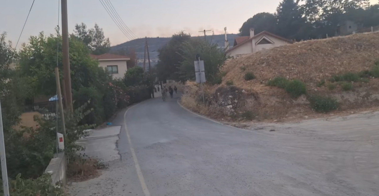 Γαϊδουράκια στο Όμοδος τρέχουν να σωθούν από τη φωτιά Γαϊδουράκια στο Όμοδος τρέχουν να σωθούν από τη φωτιά