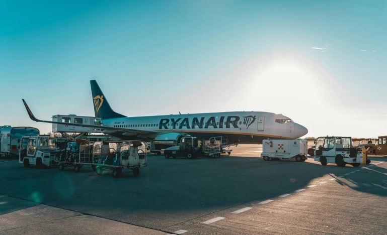 &Tau;&rho;έ&xi;&tau;&epsilon; &nu;&alpha; &pi;&rho;&omicron;&lambda;ά&beta;&epsilon;&tau;&epsilon;: &Eta; Ryanair &alpha;&nu;&alpha;&kappa;&omicron;ί&nu;&omega;&sigma;&epsilon; &pi;&rho;&omicron;&sigma;&phi;&omicron;&rho;ά &gamma;&iota;&alpha; 6 &pi;&rho;&omicron;&omicron;&rho;&iota;&sigma;&mu;&omicron;ύ&sigmaf; - &Tau;&iota;&mu;έ&sigmaf; &alpha;&pi;ό &euro;14.99