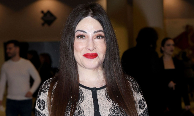 &Iota;&omega;ά&nu;&nu;&alpha; &Pi;&alpha;&lambda;&iota;&omicron;&sigma;&pi;ύ&rho;&omicron;&upsilon;: &Sigma;&upsilon;&gamma;&kappa;&lambda;&omicron;&nu;ί&zeta;&epsilon;&iota; &mu;&epsilon; &epsilon;&iota;&kappa;ό&nu;&epsilon;&sigmaf; &alpha;&pi;ό &tau;&eta; &mu;&alpha;&kappa;&rho;ά &pi;&omicron;&rho;&epsilon;ί&alpha; &alpha;&pi;&omicron;&kappa;&alpha;&tau;ά&sigma;&tau;&alpha;&sigma;&eta;&sigmaf; &ndash; &laquo;&Rho;&omega;&tau;ά&sigmaf; &pi;ώ&sigmaf; &alpha;&nu;&tau;έ&chi;&omega;&raquo;