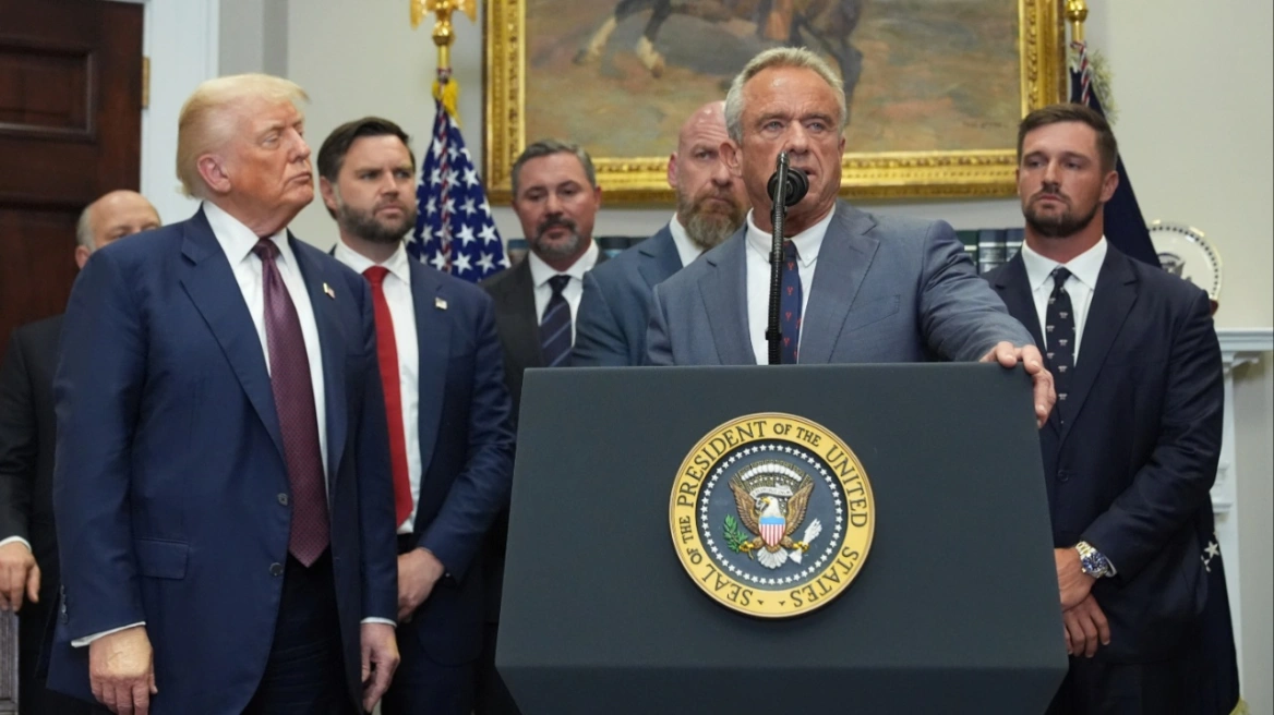 Η κυβέρνηση Τραμπ επιβεβαιώνει πως διενεργεί έρευνα για πιθανούς θανάτους οφειλόμενους στα εμβόλια κατά της COVID