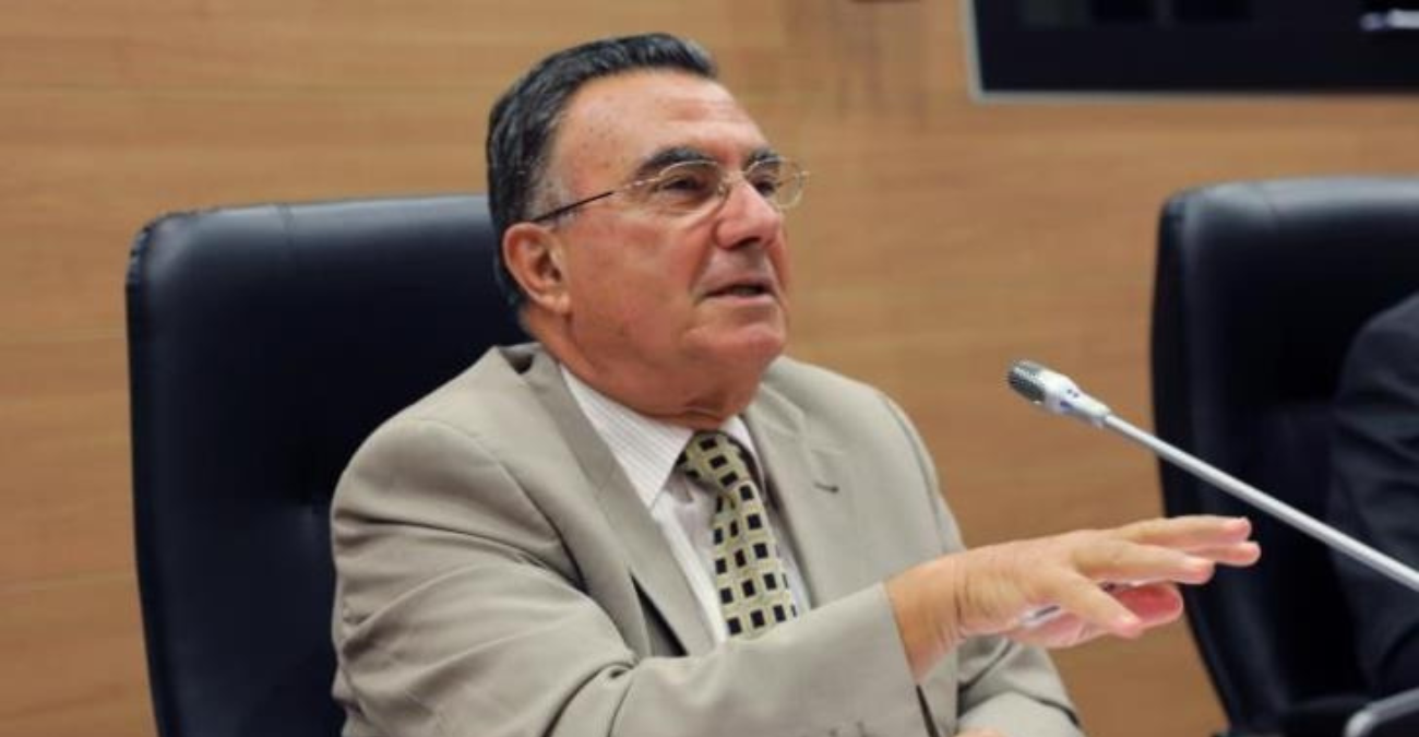 &Sigma;&eta;&kappa;ώ&nu;&epsilon;&iota; &tau;&omicron; &gamma;ά&nu;&tau;&iota; &omicron; &Alpha;&rho;έ&sigma;&tau;&eta;&sigmaf; &gamma;&iota;&alpha; &tau;&omicron;&upsilon;&sigmaf; &eta;&mu;&iota;&kappa;&rho;&alpha;&tau;&iota;&kappa;&omicron;ύ&sigmaf;: &laquo;&Kappa;ά&nu;&alpha;&mu;&epsilon; &tau;&epsilon;&rho;ά&sigma;&tau;&iota;&alpha; &delta;&omicron;&upsilon;&lambda;&epsilon;&iota;ά&raquo;