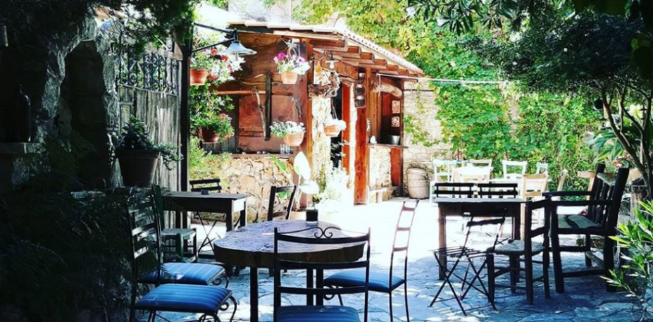 Μια «μυστική» αυλή σε χωριό για brunch, φαγητό και… γλυκό