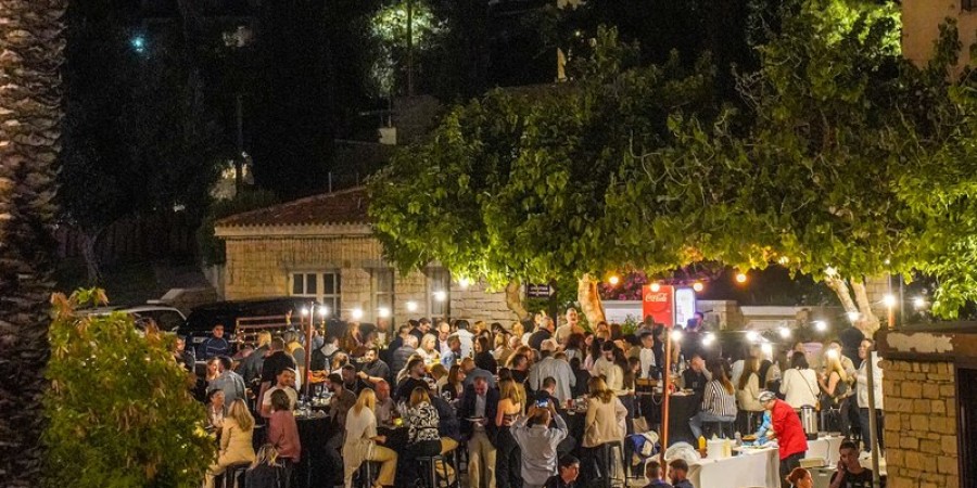 &Alpha;&pi;ό take-away &kappa;&alpha;&iota; delivery &mu;ό&nu;&omicron; &sigma;&epsilon;... &mu;ί&alpha; &mu;&omicron;&nu;&alpha;&delta;&iota;&kappa;ή dine-in &epsilon;&mu;&pi;&epsilon;&iota;&rho;ί&alpha; - &Alpha;&sigma;&iota;&alpha;&tau;&iota;&kappa;έ&sigmaf; &gamma;&epsilon;ύ&sigma;&epsilon;&iota;&sigmaf; &sigma;&epsilon; &mu;ί&alpha; &gamma;&rho;&alpha;&phi;&iota;&kappa;ή &alpha;&upsilon;&lambda;ή - &Delta;&epsilon;ί&tau;&epsilon; &phi;&omega;&tau;&omicron;&gamma;&rho;&alpha;&phi;ί&epsilon;&sigmaf;