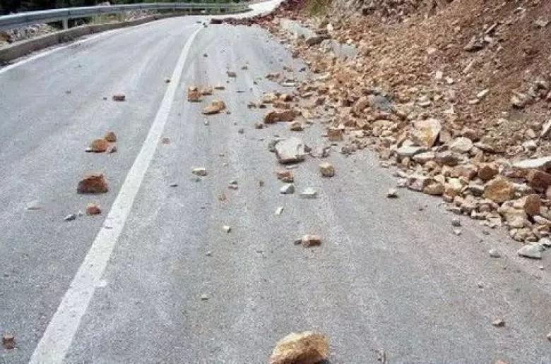 Μετά τον χείμαρρο που «φούσκωσε» έχουμε και κατολισθήσεις πετρών και χώματος - Δείτε σε ποιο δρόμο