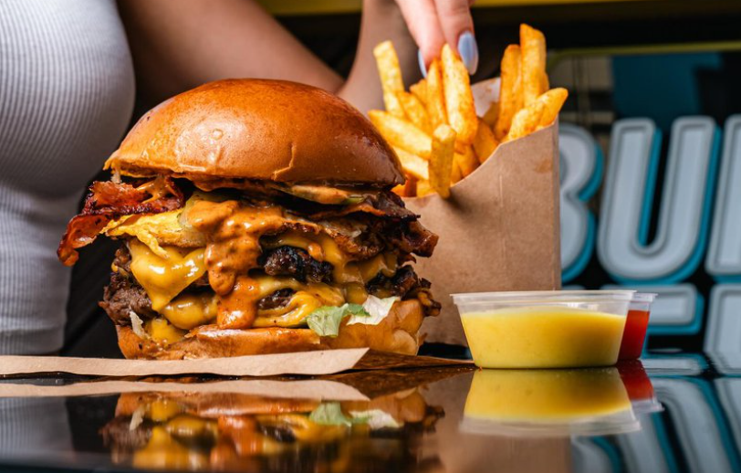 &Tau;&omicron; burger spot &pi;&omicron;&upsilon; ό&lambda;&omicron;&iota; &delta;&omicron;&kappa;&iota;&mu;ά&zeta;&omicron;&upsilon;&nu; - Ά&nu;&omicron;&iota;&xi;&epsilon; &nu;έ&omicron; &mu;&alpha;&gamma;&alpha;&zeta;ί &sigma;&tau;&eta; &Lambda;&epsilon;&upsilon;&kappa;&omega;&sigma;ί&alpha;
