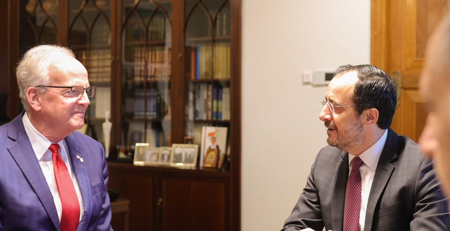 &Alpha;&mu;&epsilon;&rho;&iota;&kappa;&alpha;&nu;&omicron;ί &Gamma;&epsilon;&rho;&omicron;&upsilon;&sigma;&iota;&alpha;&sigma;&tau;έ&sigmaf;: &laquo;&Epsilon;ί&mu;&alpha;&sigma;&tau;&epsilon; &tau;&upsilon;&chi;&epsilon;&rho;&omicron;ί &pi;&omicron;&upsilon; o &Nu;ί&kappa;&omicron;&sigmaf; &Chi;&rho;&iota;&sigma;&tau;&omicron;&delta;&omicron;&upsilon;&lambda;ί&delta;&eta;&sigmaf; &epsilon;ί&nu;&alpha;&iota; &omicron; &Pi;&rho;ό&epsilon;&delta;&rho;&omicron;&sigmaf; &tau;&eta;&sigmaf; &Kappa;&upsilon;&pi;&rho;&iota;&alpha;&kappa;ή&sigmaf; &Delta;&eta;&mu;&omicron;&kappa;&rho;&alpha;&tau;ί&alpha;&sigmaf;&raquo;