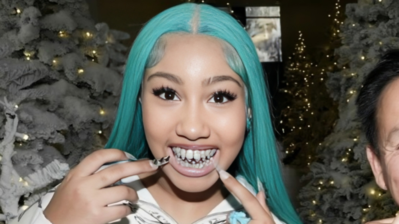 Η 12χρονη κόρη της, Νορθ Γουέστ πόζαρε με μπλε μαλλιά, μακριά νύχια… και διαμαντένια οδοντοστοιχία Η 12χρονη κόρη της, Νορθ Γουέστ πόζαρε με μπλε μαλλιά, μακριά νύχια… και διαμαντένια οδοντοστοιχία