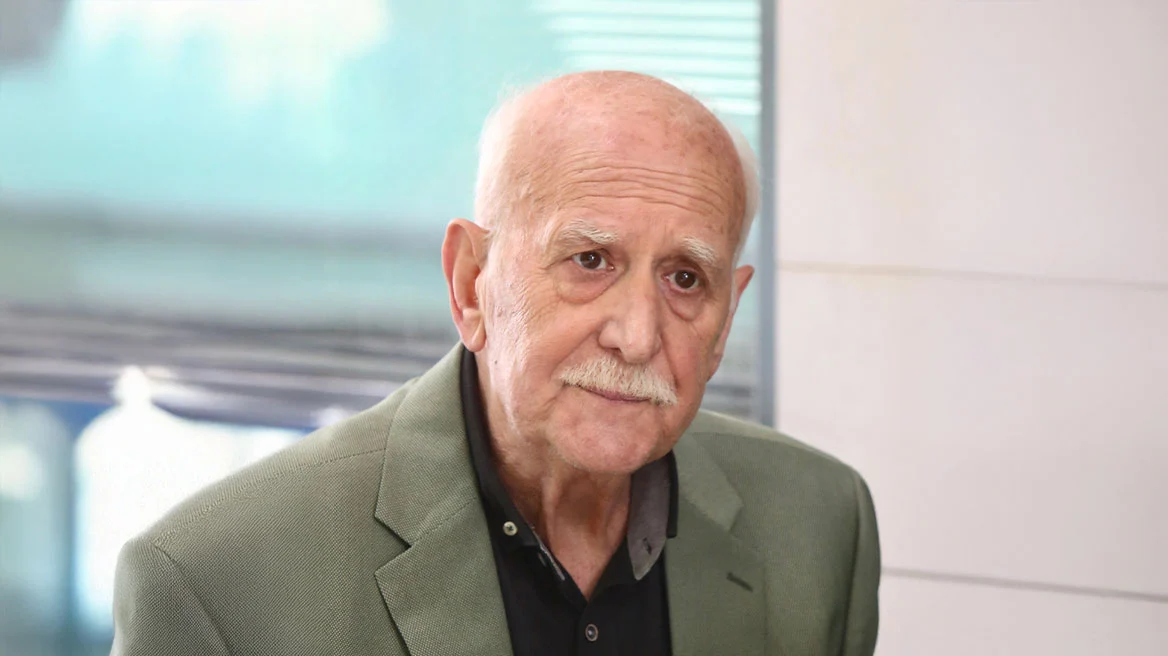 Έ&phi;&upsilon;&gamma;&epsilon; &alpha;&pi;ό &tau;&eta; &zeta;&omega;ή &omicron; &Gamma;&iota;ώ&rho;&gamma;&omicron;&sigmaf; &Pi;&alpha;&pi;&alpha;&delta;ά&kappa;&eta;&sigmaf; ύ&sigma;&tau;&epsilon;&rho;&alpha; &alpha;&pi;ό έ&mu;&phi;&rho;&alpha;&gamma;&mu;&alpha;