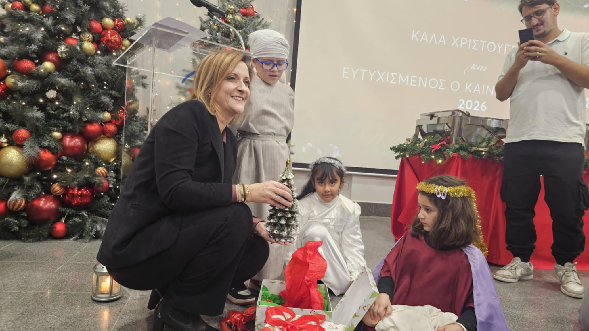 VIDEO: Στον Κορμακίτη για brunch προς τιμή της η Πρώτη Κυρία – Μαθητές της πρόσφεραν δώρα