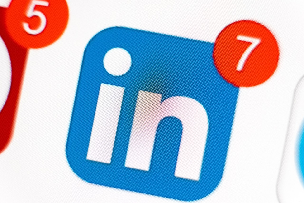 Εσύ το έχεις κάνει ποτέ; Όταν το LinkedIn γίνεται η εφαρμογή για να τσεκάρεις… τον πρώην σου