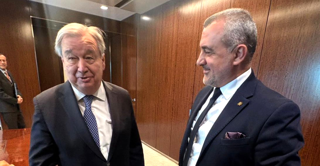 &Sigma;&tau;&alpha; &chi;έ&rho;&iota;&alpha; &Gamma;&kappa;&omicron;&upsilon;&tau;έ&rho;&epsilon;&sigmaf; &eta; έ&kappa;&theta;&epsilon;&sigma;&eta; &gamma;&iota;&alpha; &tau;&iota;&sigmaf; &kappa;&alpha;&kappa;&omicron;&pi;&omicron;&iota;&eta;&mu;έ&nu;&epsilon;&sigmaf; &gamma;&upsilon;&nu;&alpha;ί&kappa;&epsilon;&sigmaf; &tau;&omicron;&upsilon; 1974 - &Tau;&eta;&nu; &pi;&alpha;&rho;έ&delta;&omega;&sigma;&epsilon; &omicron; &Lambda;&omicron;&upsilon;&kappa;ά&sigmaf; &Phi;&omicron;&upsilon;&rho;&lambda;ά&sigmaf;