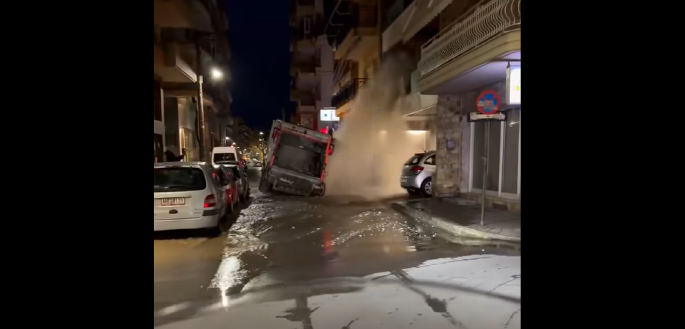 ΒΙΝΤΕΟ: Απορριμματοφόρο βούλιαξε από καθίζηση στον δρόμο, έσπασε αγωγό και τα νερά έφτασαν μέχρι τον πρώτο όροφο πολυκατοικίας