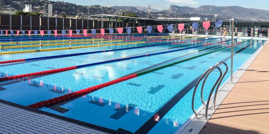 Πώς έγινε αυτό; Όχημα έπεσε σε πισίνα με μητέρα και την 5χρονη κόρη της – Μπέρδεψε το φρένο με το γκάζι