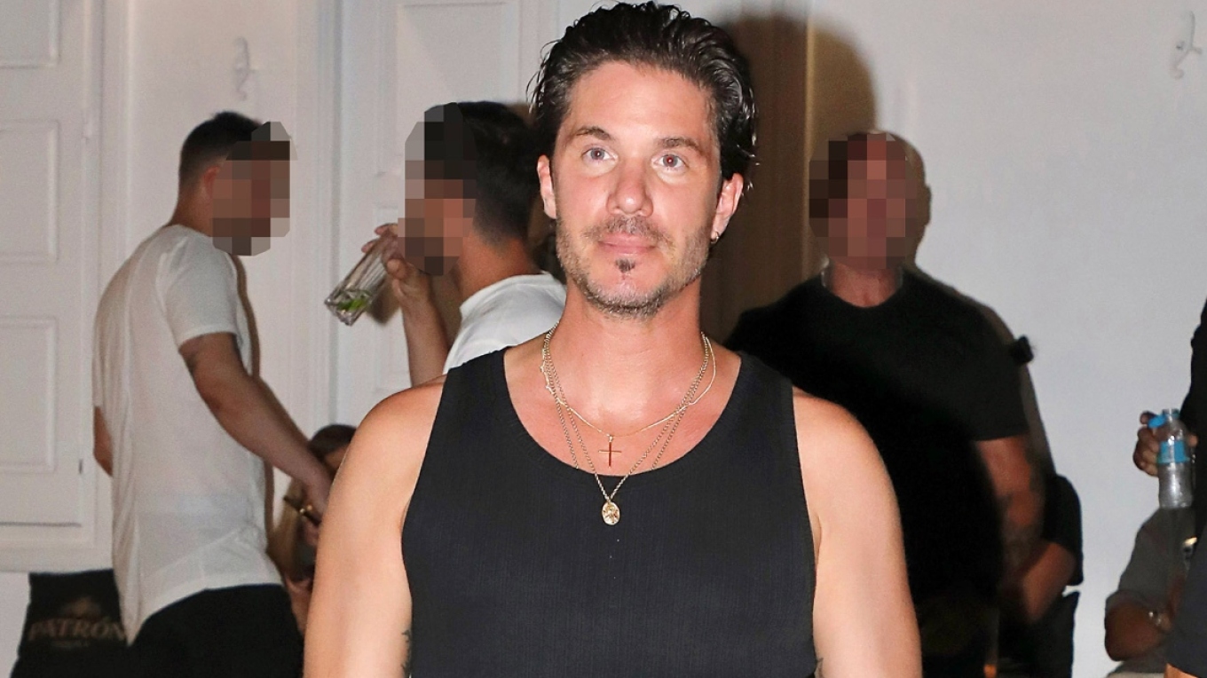 &Xi;&epsilon;&sigma;&pi;ά Έ&lambda;&lambda;&eta;&nu;&alpha;&sigmaf; &eta;&theta;&omicron;&pi;&omicron;&iota;ό&sigmaf;: &laquo;&Gamma;&iota;&alpha;&tau;ί &nu;&alpha; &alpha;&kappa;&omicron;ύ&sigma;&omega; &tau;&omicron;&nu; &Nu;ί&kappa;&omicron; &Omicron;&iota;&kappa;&omicron;&nu;&omicron;&mu;ό&pi;&omicron;&upsilon;&lambda;&omicron;; &Delta;&epsilon;&nu; &upsilon;&pi;ά&rho;&chi;&epsilon;&iota; &kappa;&alpha;&mu;ί&alpha; &theta;&epsilon;&mu;&alpha;&tau;&omicron;&lambda;&omicron;&gamma;ί&alpha;, &omicron; &sigma;&tau;ί&chi;&omicron;&sigmaf; &epsilon;ί&nu;&alpha;&iota; &sigma;&kappa;&omicron;&upsilon;&pi;ί&delta;&iota;&raquo;