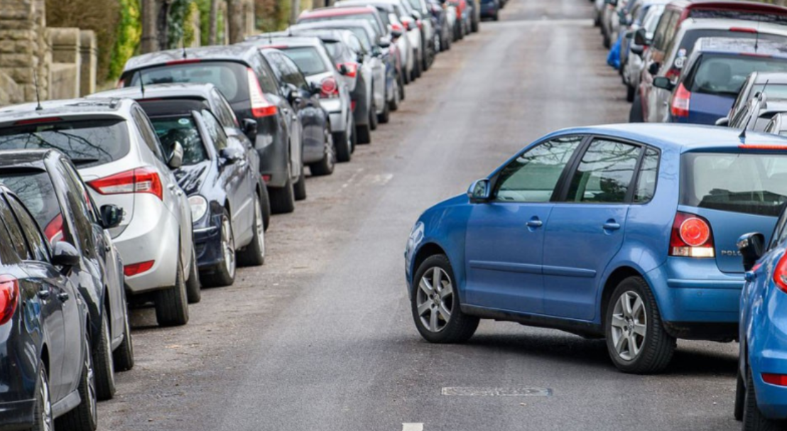«Ντροπή που τους γάρους»: Έκανε το parking δικό του – Όχι ένα αλλά…τέσσερις χώρους στάθμευσης πήρε με τη μία – Δείτε φωτογραφίες