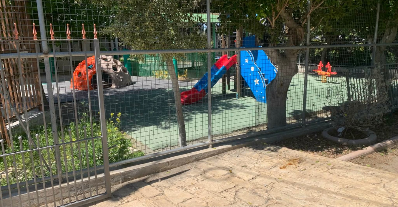 SOS από γονείς: «Στοιβάζουν» 81 παιδιά σε μια αυλή  σχολείου που στενεύει επικίνδυνα