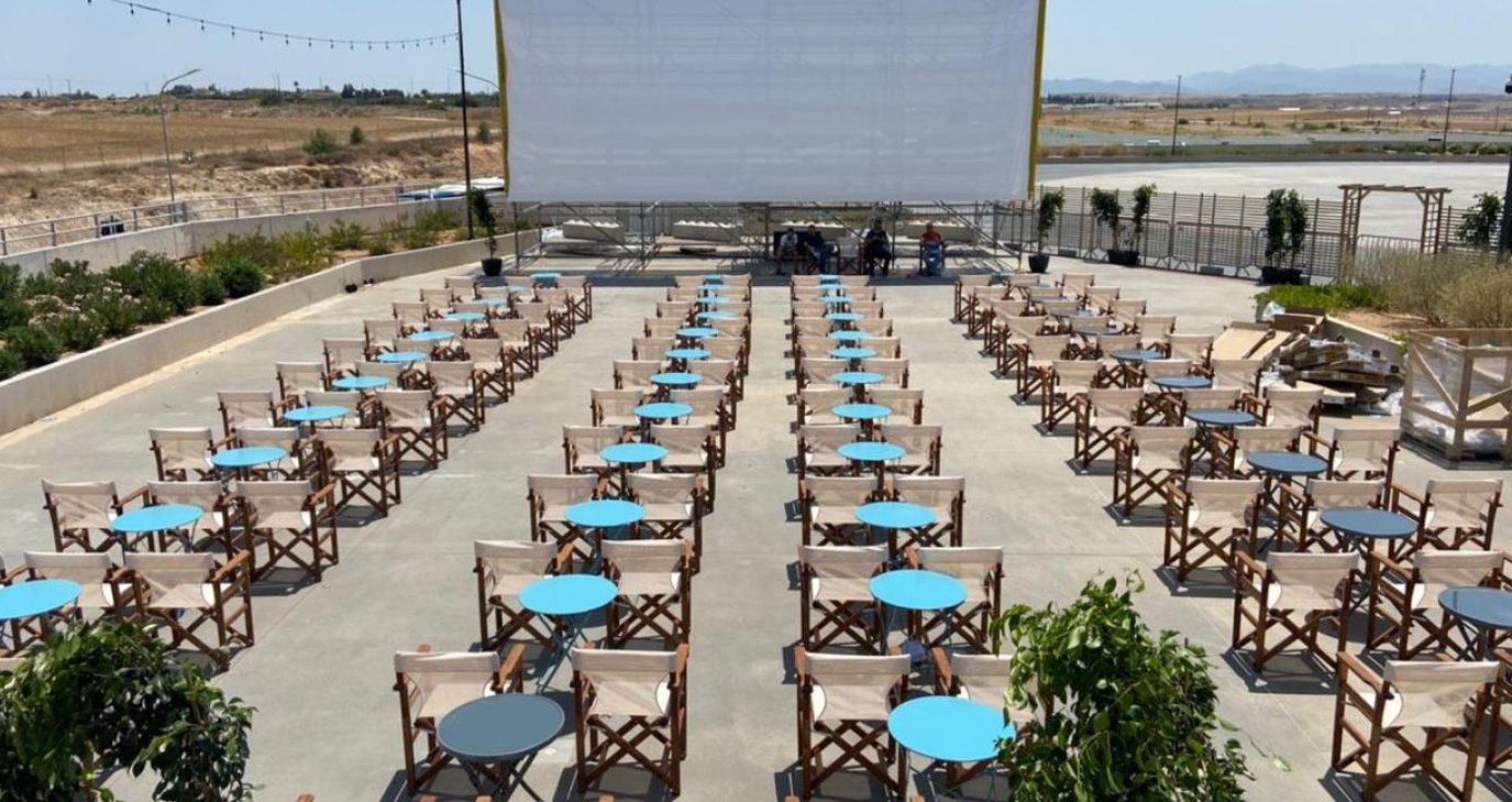 &Rho;&omicron;&mu;&alpha;&nu;&tau;&iota;&kappa;ό &kappa;&alpha;&iota; &delta;&iota;&alpha;&phi;&omicron;&rho;&epsilon;&tau;&iota;&kappa;ό: T&alpha;&iota;&nu;ί&epsilon;&sigmaf; &kappa;ά&tau;&omega; &alpha;&pi;ό &tau;&alpha; &alpha;&sigma;&tau;έ&rho;&iota;&alpha; &sigma;&tau;&eta; &Lambda;&epsilon;&upsilon;&kappa;&omega;&sigma;ί&alpha;