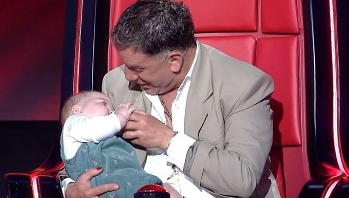 VIDEO – The Voice: Το μωρό στην αγκαλιά του Μαζωνάκη που έφερε συγκίνηση