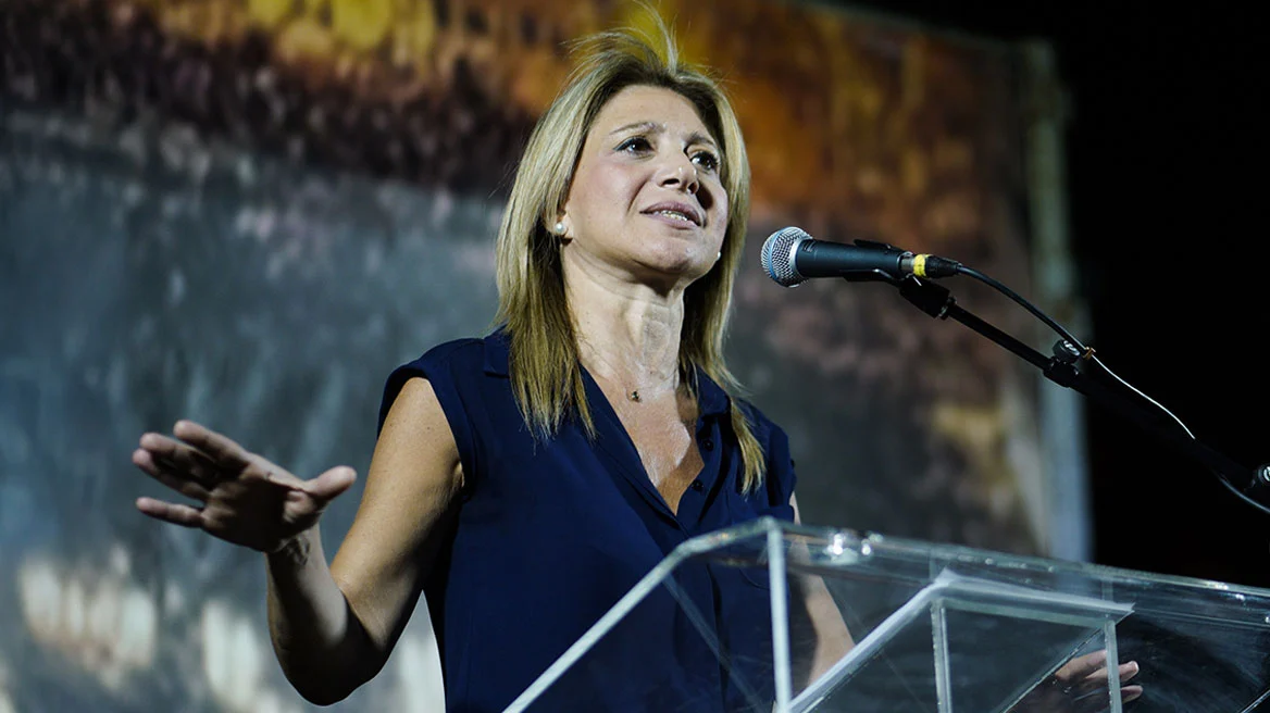 &laquo;&Xi;&epsilon;&kappa;&iota;&nu;ά&mu;&epsilon;&raquo; - &Eta; &Mu;&alpha;&rho;ί&alpha; &Kappa;&alpha;&rho;&upsilon;&sigma;&tau;&iota;&alpha;&nu;&omicron;ύ &alpha;&nu;&alpha;&kappa;&omicron;ί&nu;&omega;&sigma;&epsilon; &tau;&omicron; &kappa;ό&mu;&mu;&alpha; &tau;&eta;&sigmaf;, &tau;&iota;&sigmaf; &epsilon;&pi;ό&mu;&epsilon;&nu;&epsilon;&sigmaf; &mu;έ&rho;&epsilon;&sigmaf; &tau;&omicron; ό&nu;&omicron;&mu;&alpha; &kappa;&alpha;&iota; &eta; &iota;&delta;&rho;&upsilon;&tau;&iota;&kappa;ή &delta;&iota;&alpha;&kappa;ή&rho;&upsilon;&xi;&eta;