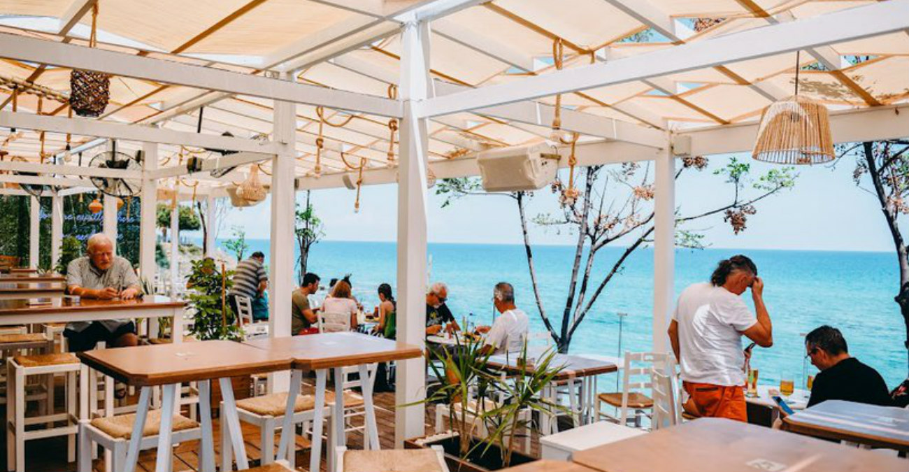 &Tau;&omicron; boho beach bar &sigma;&tau;&omicron;&nu; &Pi;&rho;&omega;&tau;&alpha;&rho;ά &mu;&epsilon; &tau;&eta; &sigma;&upsilon;&gamma;&kappa;&lambda;&omicron;&nu;&iota;&sigma;&tau;&iota;&kappa;ή &theta;έ&alpha; - &Zeta;&omega;&nu;&tau;&alpha;&nu;ή &mu;&omicron;&upsilon;&sigma;&iota;&kappa;ή &kappa;&alpha;&iota; &mu;&epsilon;&nu;&omicron;ύ &pi;&omicron;&upsilon; &theta;&alpha; &sigma;&epsilon; &sigma;&upsilon;&nu;&alpha;&rho;&pi;ά&sigma;&epsilon;&iota;
