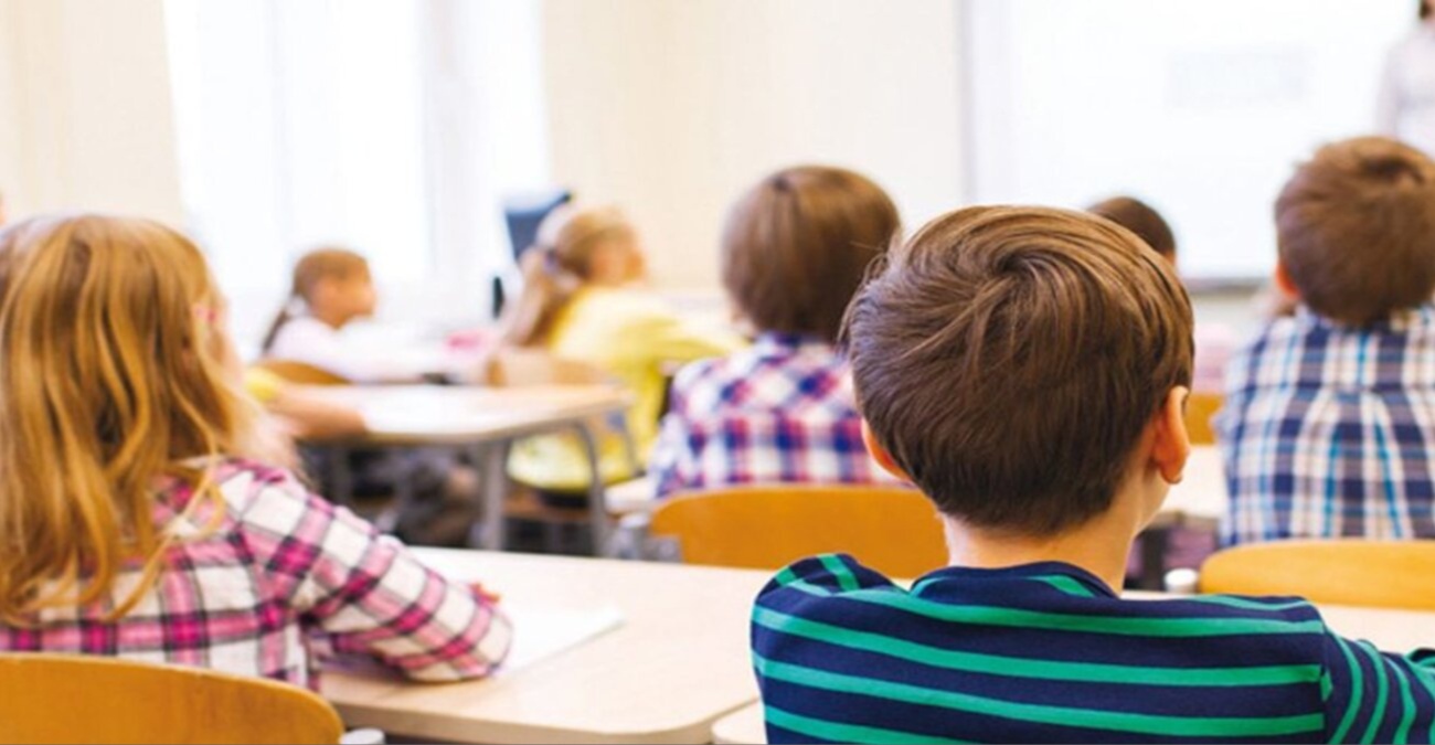 &laquo;&Upsilon;&pi;&omicron;&sigma;&tau;&epsilon;&lambda;&epsilon;&chi;&omega;&mu;έ&nu;&alpha; &tau;&alpha; &sigma;&chi;&omicron;&lambda;&epsilon;ί&alpha;&raquo;: 5000 &pi;&alpha;&iota;&delta;&iota;ά &mu;έ&nu;&omicron;&upsilon;&nu; &chi;&omega;&rho;ί&sigmaf; &alpha;&nu;&tau;&iota;&kappa;&alpha;&tau;&alpha;&sigma;&tau;ά&tau;&eta; &epsilon;&kappa;&pi;&alpha;&iota;&delta;&epsilon;&upsilon;&tau;&iota;&kappa;ό &ndash; &Tau;&iota; &kappa;&alpha;&tau;&alpha;&gamma;&gamma;έ&lambda;&lambda;&epsilon;&iota; &eta; &Pi;&Omicron;&Epsilon;&Delta;