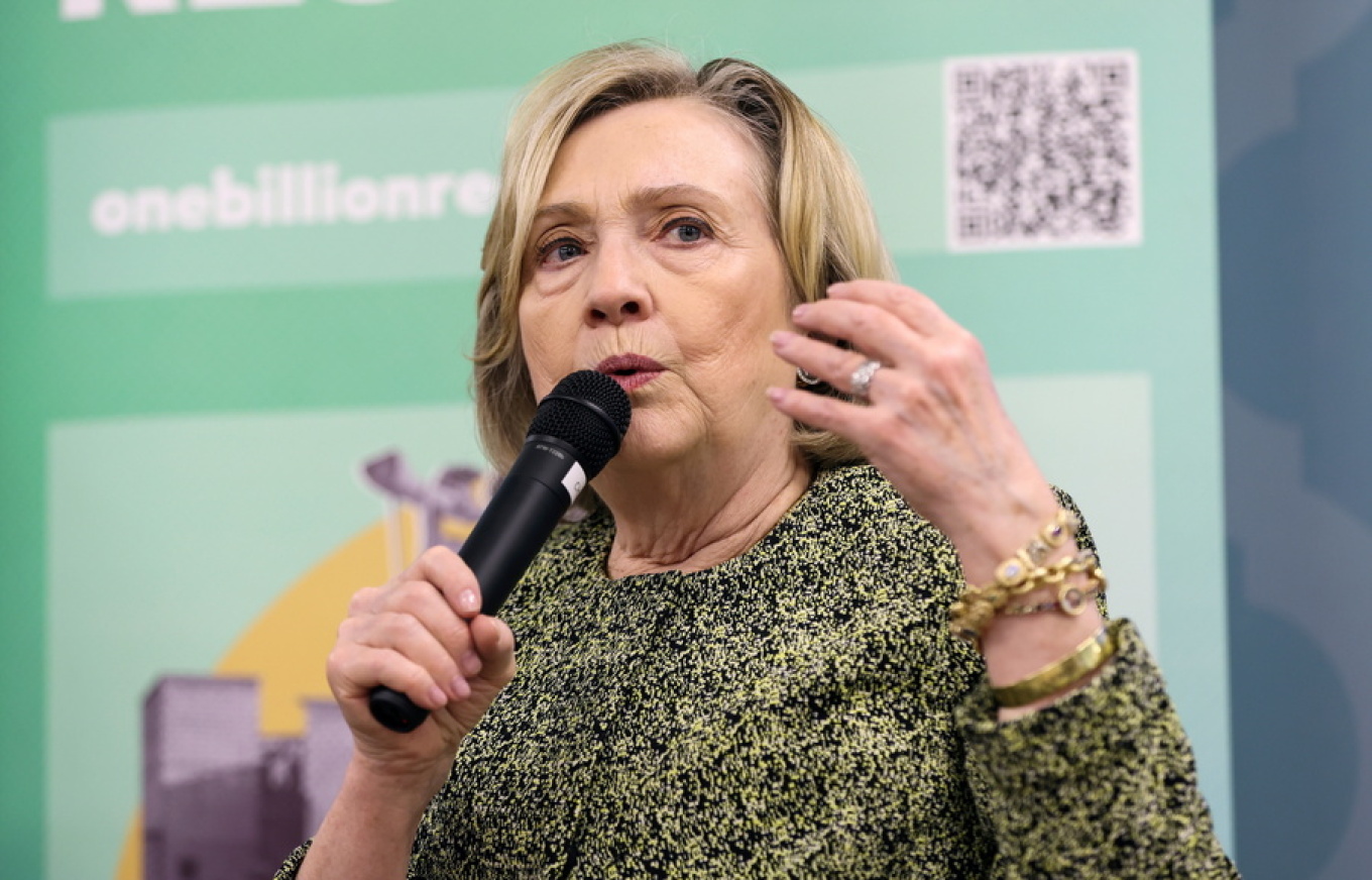 &Upsilon;&pi;ό&theta;&epsilon;&sigma;&eta; &Epsilon;&pi;&sigma;&tau;ά&iota;&nu;: &Eta; &Chi;ί&lambda;&alpha;&rho;&iota; &Kappa;&lambda;ί&nu;&tau;&omicron;&nu; &kappa;&alpha;&tau;&alpha;&gamma;&gamma;έ&lambda;&lambda;&epsilon;&iota; &epsilon;&pi;&iota;&chi;&epsilon;ί&rho;&eta;&sigma;&eta; &laquo;&sigma;&upsilon;&gamma;&kappa;ά&lambda;&upsilon;&psi;&eta;&sigmaf;&raquo; &alpha;&pi;ό &pi;&lambda;&epsilon;&upsilon;&rho;ά&sigmaf; &tau;&omicron;&upsilon; &Tau;&rho;&alpha;&mu;&pi;