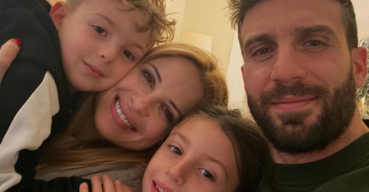 &Gamma;&iota;ώ&rho;&gamma;&omicron;&sigmaf; &Epsilon;&phi;&rho;&alpha;ί&mu;: &Eta; &epsilon;&iota;&kappa;ό&nu;&alpha; &pi;&omicron;&upsilon; έ&beta;&gamma;&alpha;&lambda;&epsilon; &tau;&eta;&nu; &kappa;ό&rho;&eta; &tau;&omicron;&upsilon; &mu;&epsilon; &tau;&omicron;&nu; &sigma;&kappa;ύ&lambda;&omicron; &tau;&omicron;&upsilon;&sigmaf; &alpha;&pi;&omicron;&theta;&epsilon;ώ&theta;&eta;&kappa;&epsilon; - &Delta;&epsilon;ί&tau;&epsilon; &phi;&omega;&tau;&omicron;&gamma;&rho;&alpha;&phi;ί&alpha;