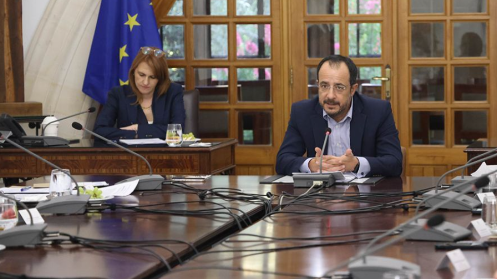&Alpha;&nu;&alpha;&sigma;&chi;&eta;&mu;&alpha;&tau;&iota;&sigma;&mu;ό&sigmaf; &mu;&epsilon; &pi;&omicron;&lambda;&iota;&tau;&iota;&kappa;ό &alpha;&pi;&omicron;&tau;ύ&pi;&omega;&mu;&alpha;: &Epsilon;&nu;&iota;&sigma;&chi;&upsilon;&mu;έ&nu;&omicron; &tau;&omicron; &Delta;&Eta;&Kappa;&Omicron; &kappa;&alpha;&iota; &sigma;&tau;&omicron; &Upsilon;&pi;&omicron;&upsilon;&rho;&gamma;&iota;&kappa;ό &eta; &Tau;ί&nu;&alpha; &Pi;&alpha;ύ&lambda;&omicron;&upsilon;