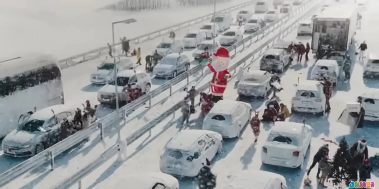 Εσύ το ήξερες; Η αληθινή ιστορία πίσω από τη χριστουγεννιάτικη διαφήμιση των Jumbo που συγκινεί – Δείτε πώς γυρίστηκε