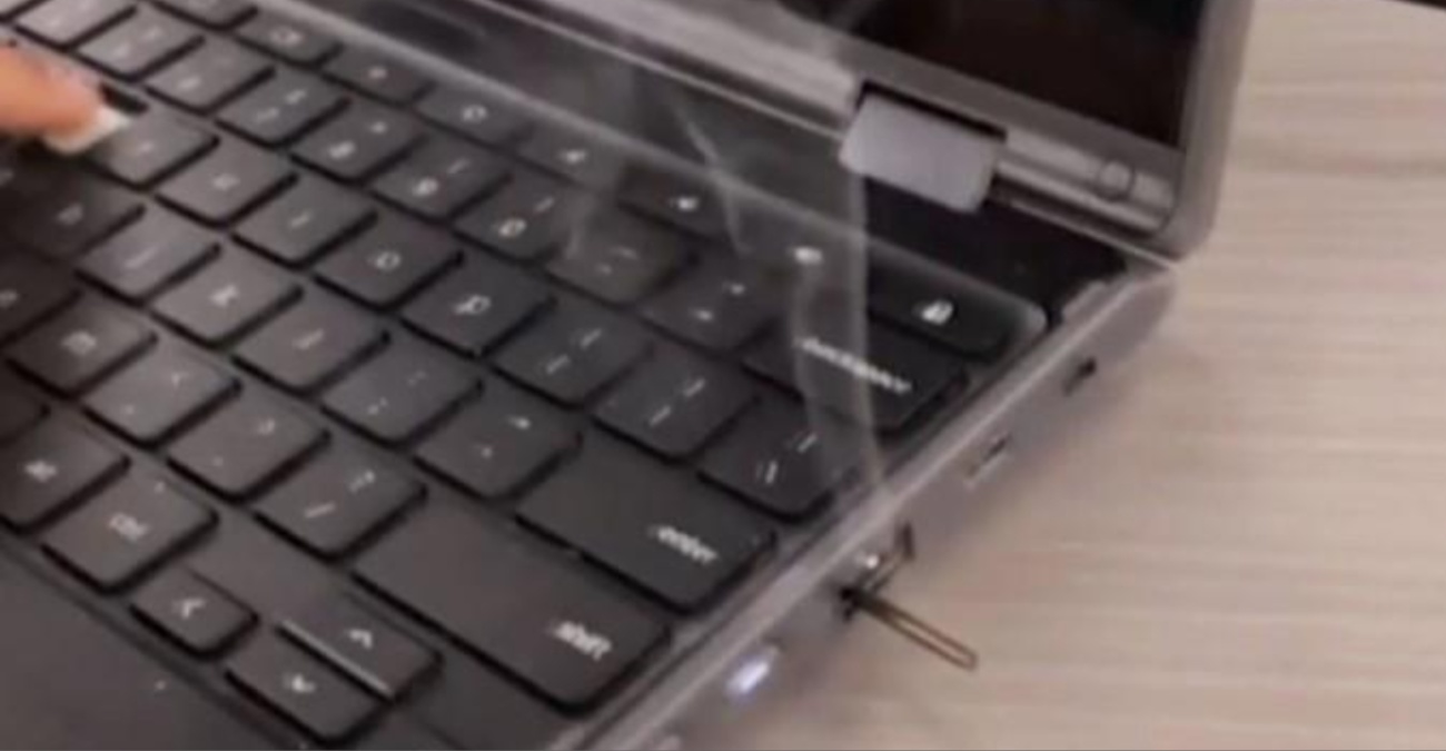 Το νέο σοκαριστικό challenge στο TikTok – Μαθητές βάζουν φωτιά σε υπολογιστές