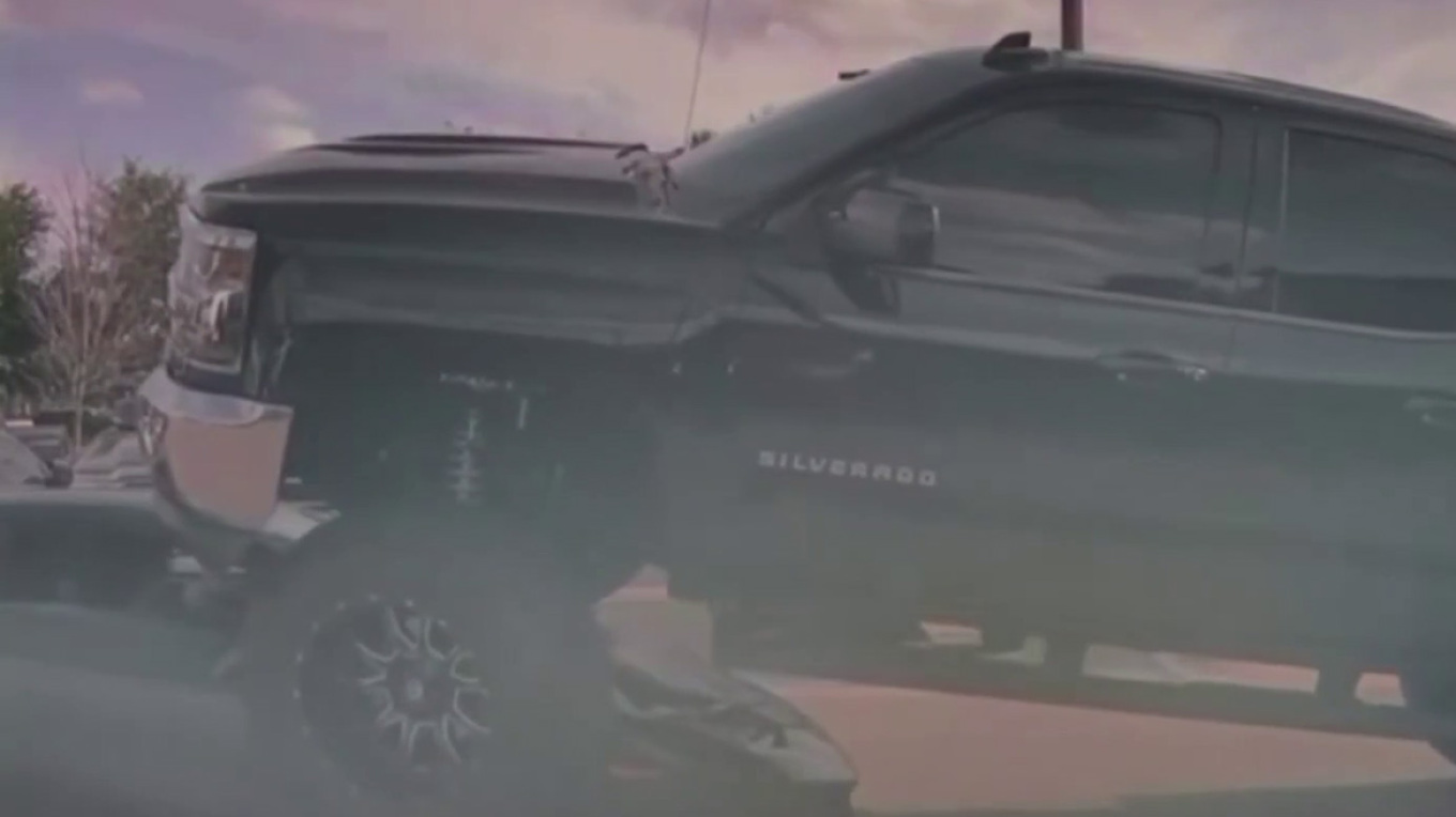 VIDEO: Φορτηγάκι «ισοπεδώνει» Λαμποργκίνι σε πάρκινγκ