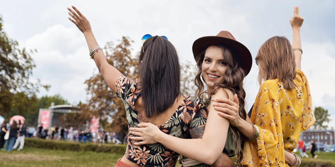 &Pi;&lambda;&eta;&sigma;&iota;ά&zeta;&epsilon;&iota; &eta; &gamma;&iota;&omicron;&rho;&tau;ή &tau;&eta;&sigmaf; &gamma;&upsilon;&nu;&alpha;ί&kappa;&alpha;&sigmaf; - &Tau;&omicron; &phi;&epsilon;&tau;&iota;&nu;ό &sigma;ύ&nu;&theta;&eta;&mu;&alpha;