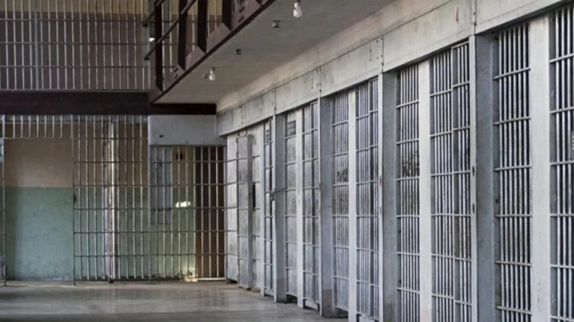Απολογήθηκαν οι κρατούμενοι των φυλακών νέων Βόλου που έβαλαν φωτιά σε στρώματα