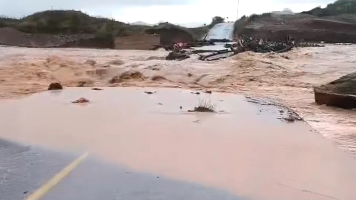 Χαμός στην Ελλάδα λόγω κακοκαιρίας – Εκκενώθηκε οικισμός γιατί υπερχείλισε ο ποταμός Ενιπέας