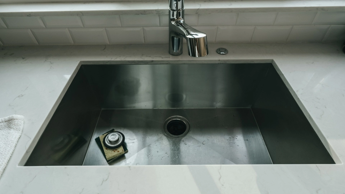 Ο λόγος που πρέπει να ρίχνεις ξύδι στις αποχετεύσεις πριν από έντονες βροχοπτώσεις