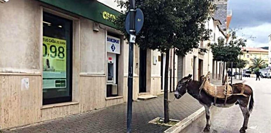 Το τερμάτισε οδηγός: Πάρκαρε «κύριος» και έκλεισε το parking οικίας – Δείτε φωτογραφία