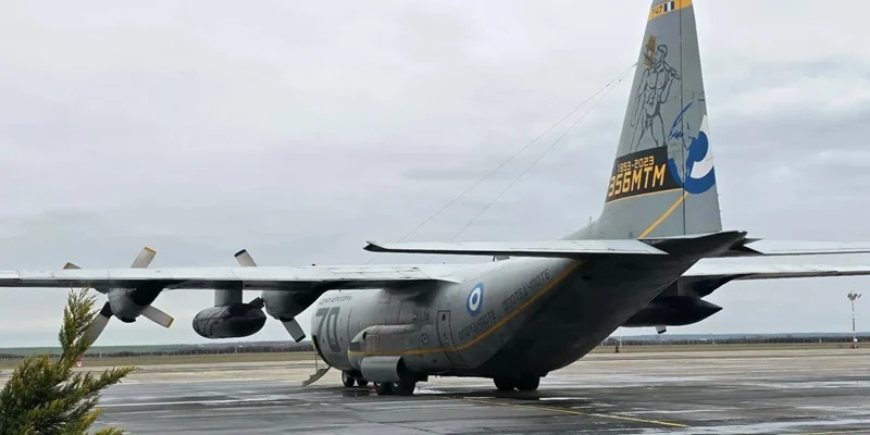 Video: &Sigma;&tau;&eta; &Theta;&epsilon;&sigma;&sigma;&alpha;&lambda;&omicron;&nu;ί&kappa;&eta; &tau;&omicron; C-130 &mu;&epsilon; &tau;&iota;&sigmaf; &sigma;&omicron;&rho;&omicron;ύ&sigmaf; &tau;&omega;&nu; &epsilon;&pi;&tau;ά &omicron;&pi;&alpha;&delta;ώ&nu; &tau;&omicron;&upsilon; &Pi;&Alpha;&Omicron;&Kappa; &pi;&omicron;&upsilon; &sigma;&kappa;&omicron;&tau;ώ&theta;&eta;&kappa;&alpha;&nu; &sigma;&tau;&eta; &Rho;&omicron;&upsilon;&mu;&alpha;&nu;ί&alpha;