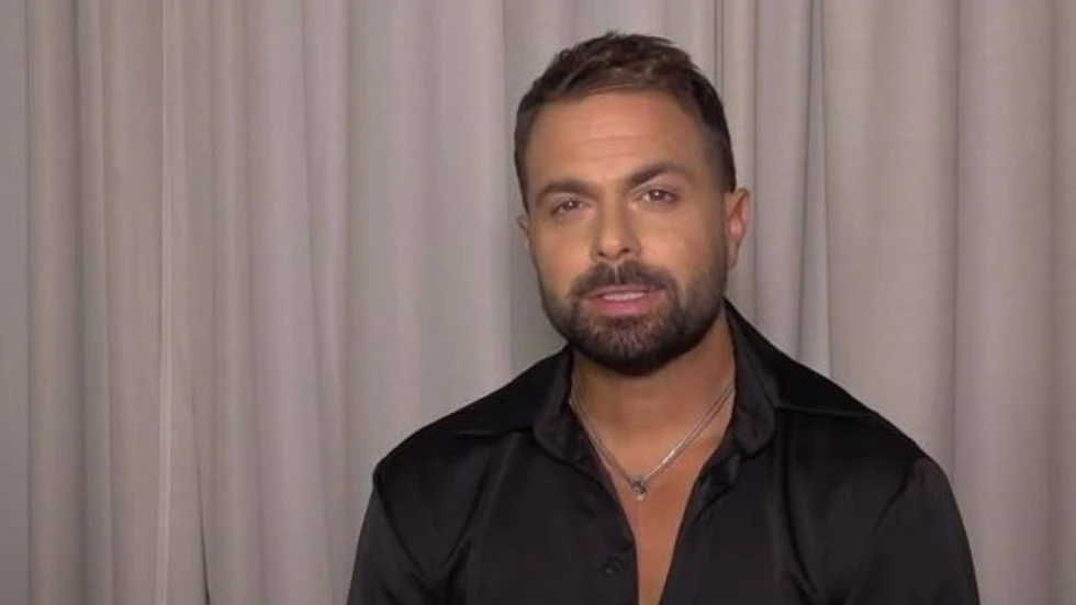 &Eta;&lambda;ί&alpha;&sigmaf; &Beta;&rho;&epsilon;&tau;&tau;ό&sigmaf;: &Tau;&omicron; &sigma;&upsilon;&gamma;&kappa;&iota;&nu;&eta;&tau;&iota;&kappa;ό &mu;ή&nu;&upsilon;&mu;&alpha; &gamma;&iota;&alpha; &tau;&alpha; 8 &chi;&rho;ό&nu;&iota;&alpha; &alpha;&pi;ό &tau;&omicron; &tau;&rho;&omicron;&chi;&alpha;ί&omicron; &ndash; &laquo;Ό&lambda;&alpha; &mu;&omicron;&iota;ά&zeta;&omicron;&upsilon;&nu; &sigma;&alpha;&nu; &chi;&theta;&epsilon;&sigmaf;&raquo; - &Phi;&omega;&tau;&omicron;&gamma;&rho;&alpha;&phi;ί&epsilon;&sigmaf;