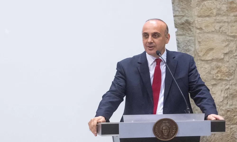 &Phi;&alpha;ί&delta;&omega;&nu;&alpha;&sigmaf; &Phi;&alpha;ί&delta;&omega;&nu;&omicron;&sigmaf;: &Alpha;&rho;&nu;&epsilon;ί&tau;&alpha;&iota; &kappa;&alpha;&tau;&eta;&gamma;&omicron;&rho;&eta;&mu;&alpha;&tau;&iota;&kappa;ά &eta; &sigma;ύ&zeta;&upsilon;&gamma;ό&sigmaf; &tau;&omicron;&upsilon; ό&tau;&iota; &tau;&omicron;&nu; &kappa;&alpha;&tau;ή&gamma;&gamma;&epsilon;&iota;&lambda;&epsilon; &sigma;&tau;&eta;&nu; &Alpha;&sigma;&tau;&upsilon;&nu;&omicron;&mu;ί&alpha; - &laquo;&Tau;&iota; &sigma;&upsilon;&mu;&phi;έ&rho;&omicron;&nu; έ&chi;&epsilon;&iota;;&raquo;