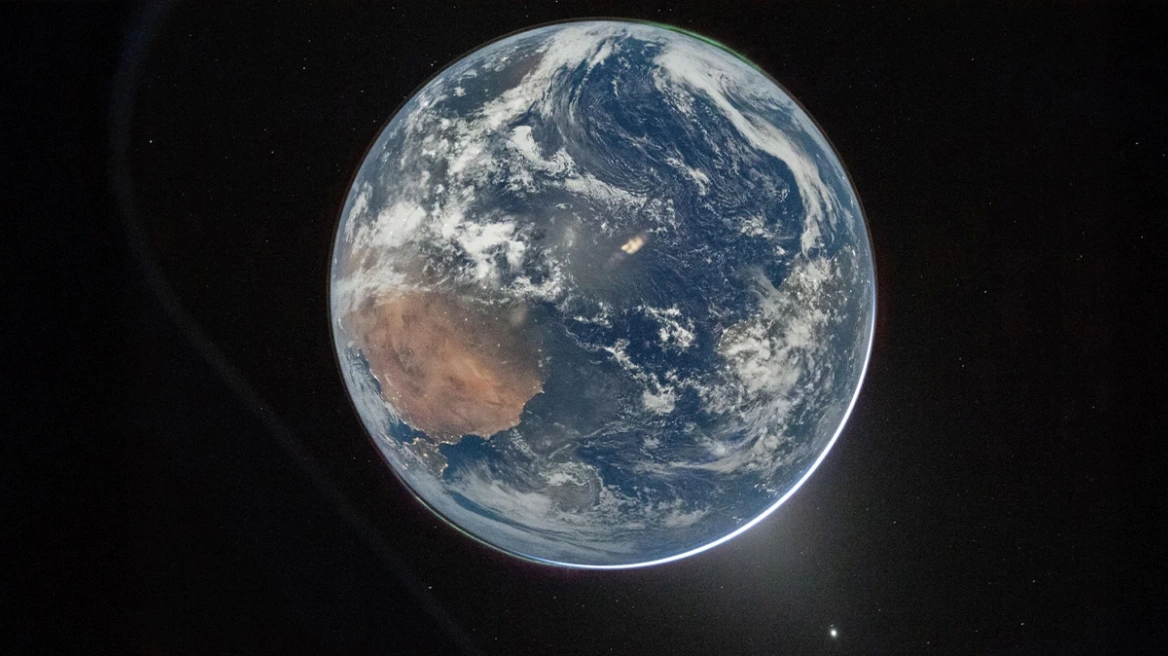 &Epsilon;&nu;&tau;&upsilon;&pi;&omega;&sigma;&iota;&alpha;&kappa;έ&sigmaf; &epsilon;&iota;&kappa;ό&nu;&epsilon;&sigmaf; &tau;&eta;&sigmaf; &Gamma;&eta;&sigmaf; &alpha;&pi;ό &tau;&eta;&nu; &alpha;&pi;&omicron;&sigma;&tau;&omicron;&lambda;ή Artemis II &kappa;&alpha;&theta; &omicron;&delta;ό&nu; &pi;&rho;&omicron;&sigmaf; &tau;&eta; &Sigma;&epsilon;&lambda;ή&nu;&eta;: &laquo;&Mu;&alpha;&sigmaf; &kappa;&alpha;&theta;ή&lambda;&omega;&sigma;&epsilon; &eta; &theta;έ&alpha; &tau;&omicron;&upsilon; &pi;&lambda;&alpha;&nu;ή&tau;&eta; &alpha;&pi;ό &tau;&omicron; &Delta;&iota;ά&sigma;&tau;&eta;&mu;&alpha;&raquo;