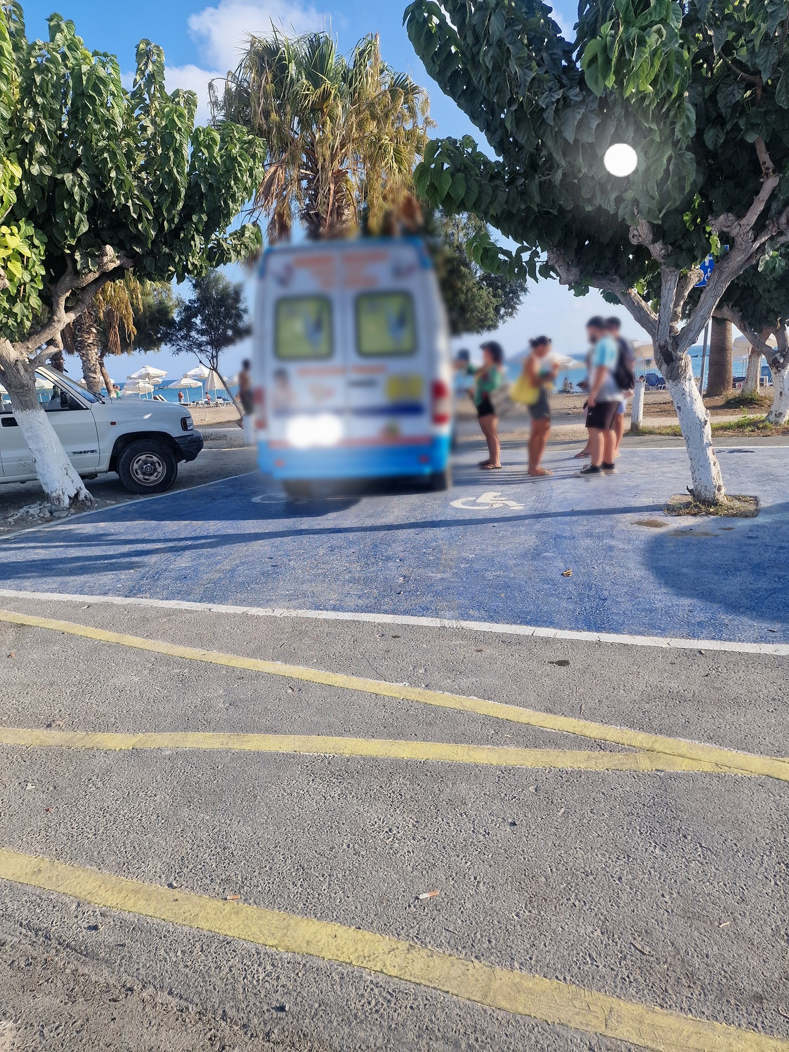 «Γάρος» κερνάει… παγωτό – Στάθμευσε στην παραλία σε δύο θέσεις ΑμεΑ – Δείτε φωτογραφία «Γάρος» κερνάει… παγωτό – Στάθμευσε στην παραλία σε δύο θέσεις ΑμεΑ – Δείτε φωτογραφία