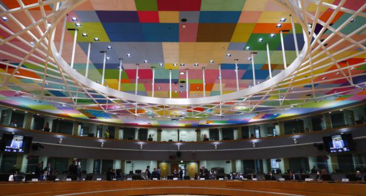 Ά&tau;&upsilon;&pi;&omicron; &Sigma;&upsilon;&mu;&beta;&omicron;ύ&lambda;&iota;&omicron; &Epsilon;&xi;&omega;&tau;&epsilon;&rho;&iota;&kappa;ώ&nu; &Upsilon;&pi;&omicron;&theta;έ&sigma;&epsilon;&omega;&nu;: &Sigma;&tau;&omicron; &epsilon;&pi;ί&kappa;&epsilon;&nu;&tau;&rho;&omicron; &eta; &sigma;&tau;ή&rho;&iota;&xi;&eta; &tau;&eta;&sigmaf; &Epsilon;&upsilon;&rho;&omega;&pi;&alpha;ϊ&kappa;ή&sigmaf; Έ&nu;&omega;&sigma;&eta;&sigmaf; &pi;&rho;&omicron;&sigmaf; &tau;&eta;&nu; &Omicron;&upsilon;&kappa;&rho;&alpha;&nu;ί&alpha;