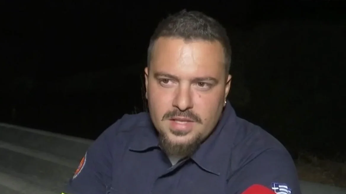 &Phi;&omega;&tau;&iota;έ&sigmaf; &sigma;&tau;&eta; &Epsilon;&lambda;&lambda;ά&delta;&alpha;: &Tau;&rho;&alpha;&gamma;&iota;&kappa;ή &epsilon;&iota;&rho;&omega;&nu;&epsilon;ί&alpha; - &Kappa;ά&eta;&kappa;&epsilon; &tau;&omicron; &sigma;&pi;ί&tau;&iota; &epsilon;&theta;&epsilon;&lambda;&omicron;&nu;&tau;ή &pi;&upsilon;&rho;&omicron;&sigma;&beta;έ&sigma;&tau;&eta; &tau;&eta;&nu; ώ&rho;&alpha; &pi;&omicron;&upsilon; &omicron; ί&delta;&iota;&omicron;&sigmaf; έ&sigma;&omega;&zeta;&epsilon; &tau;&alpha; &sigma;&pi;ί&tau;&iota;&alpha; ά&lambda;&lambda;&omega;&nu; &alpha;&nu;&theta;&rho;ώ&pi;&omega;&nu;
