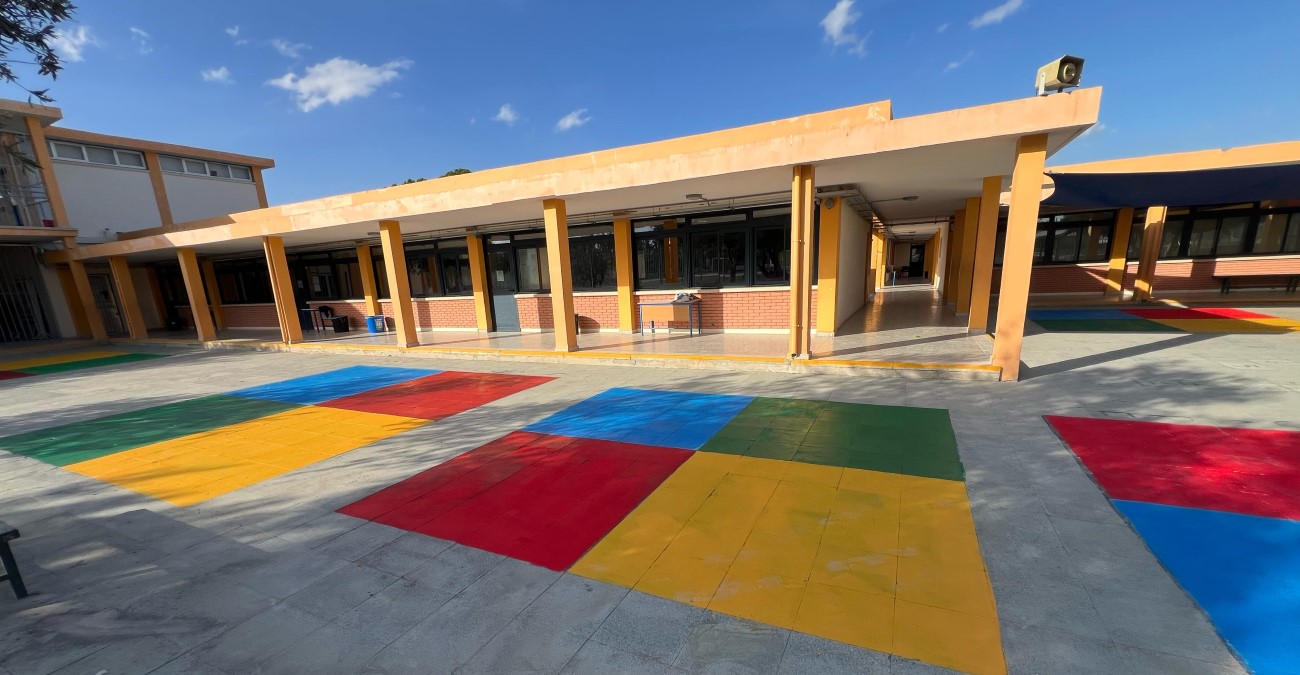 Μαθητές με γονείς και δάσκαλους πήραν πινέλο στο χέρι και ομόρφυναν σχολείο – Δείτε φωτογραφίες