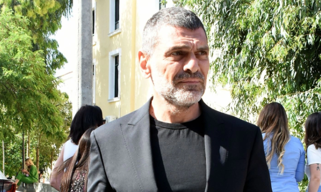 &Beta;&alpha;&rho;ύ &pi;έ&nu;&theta;&omicron;&sigmaf; &gamma;&iota;&alpha; &tau;&omicron;&nu; &Tau;ό&nu;&upsilon; &Mu;&alpha;&upsilon;&rho;ί&delta;&eta; &ndash; &Rho;&alpha;&gamma;ί&zeta;&epsilon;&iota; &kappa;&alpha;&rho;&delta;&iota;έ&sigmaf; &eta; &alpha;&nu;ά&rho;&tau;&eta;&sigma;&eta; &gamma;&iota;&alpha; &tau;&eta;&nu; &alpha;&delta;&epsilon;&rho;&phi;ή &tau;&omicron;&upsilon;: &laquo;Έ&mu;&epsilon;&iota;&nu;&epsilon;&sigmaf; &mu;έ&sigma;&alpha; &mu;&omicron;&upsilon;&raquo;