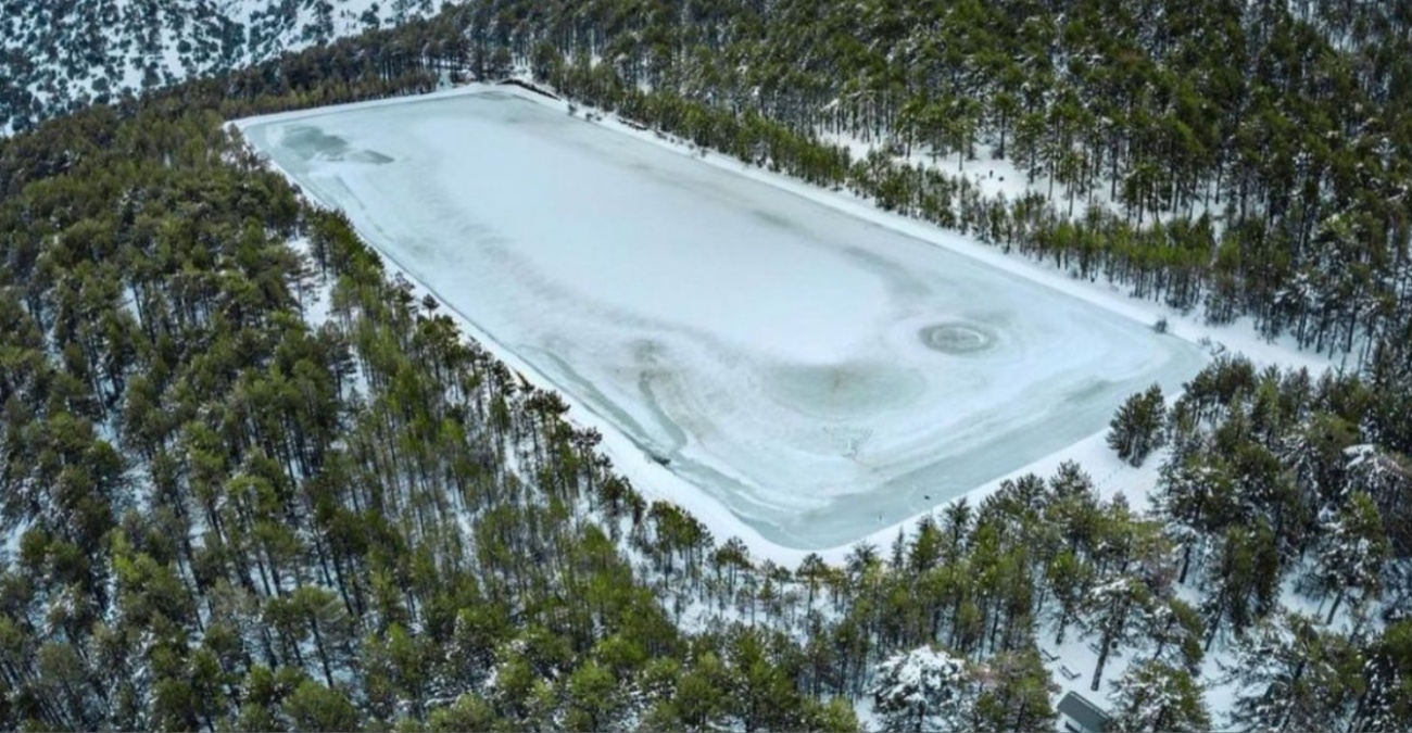Μαγευτικές εικόνες από το παγωμένο φράγμα του Προδρόμου – Εντυπωσιάζει το χειμωνιάτικο τοπίο