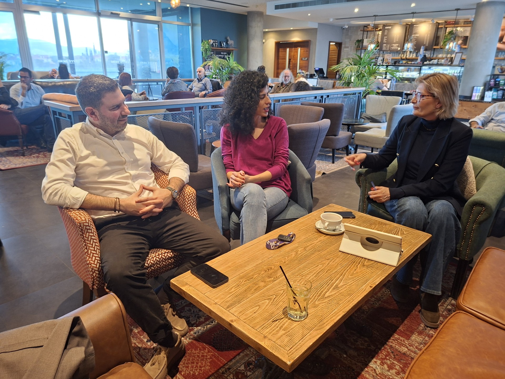 &Alpha;&nu;&delta;&rho;&omicron;&mu;ά&chi;&eta; &Sigma;&omicron;&phi;&omicron;&kappa;&lambda;έ&omicron;&upsilon;&sigmaf; &kappa;&alpha;&iota; &Pi;ά&nu;&omicron;&sigmaf; &Pi;&alpha;&rho;&rho;ά&sigmaf; &sigma;&tau;&omicron; &laquo;T&raquo;: &laquo;To Volt Cyprus &theta;&alpha; &kappa;&alpha;&tau;&alpha;&phi;έ&rho;&epsilon;&iota; &nu;&alpha; έ&chi;&epsilon;&iota; &mu;&iota;&alpha; &iota;&sigma;&chi;&upsilon;&rho;ή &pi;&alpha;&rho;&omicron;&upsilon;&sigma;ί&alpha; &sigma;&tau;&eta; &beta;&omicron;&upsilon;&lambda;ή&raquo;